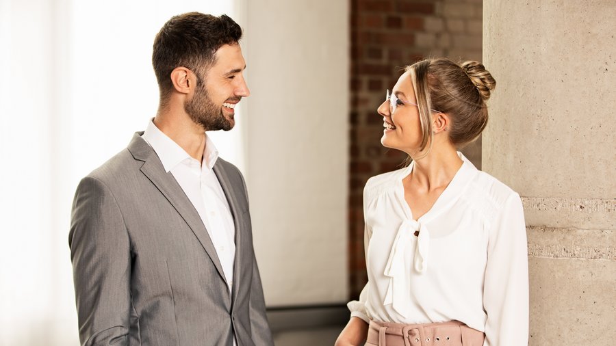 Finanční poradenství s OVB Muž a žena sedí u stolu a usmívají se.