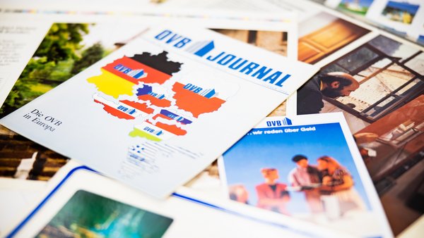 Tištěné materiály rozložené na ploše.