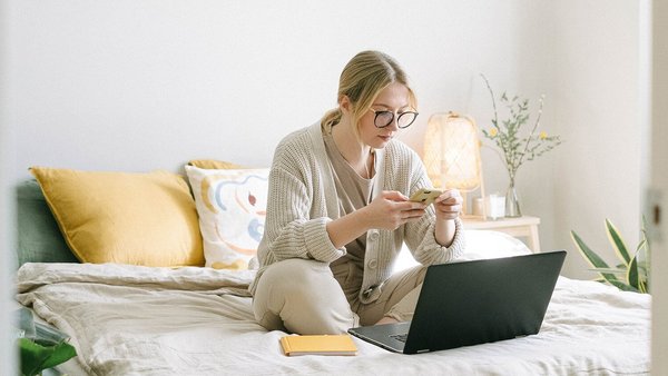 Žena na posteli – soukromé důchodové zabezpečení Žena na posteli – soukromé důchodové zabezpečení