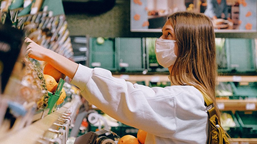 Žena v supermarketu – růst inflace