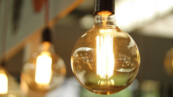Svítící žárovka spotřebovává elektřinu – spotřeba elektřiny