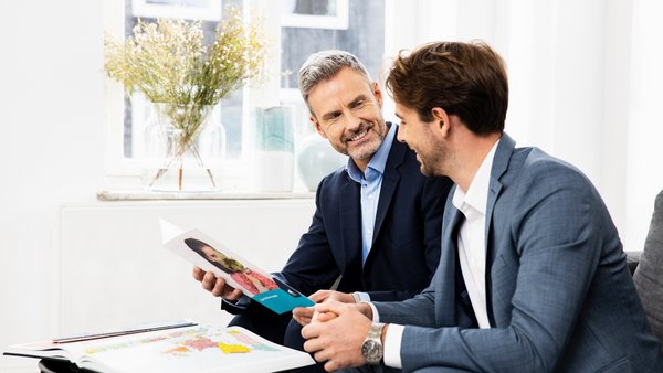 Dvě osoby v rozhovoru.