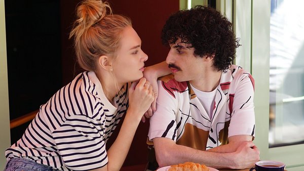 Pár sedící v kavárně – společný účet Pár sedící v kavárně – společný účet