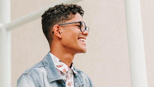 Mladý muž se sebevědomě směje – Příprava na vyjednávání o platu Mladý muž se sebevědomě směje – Příprava na vyjednávání o platu