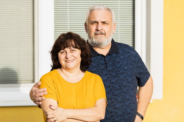 Muž a žena stojící společně venku.