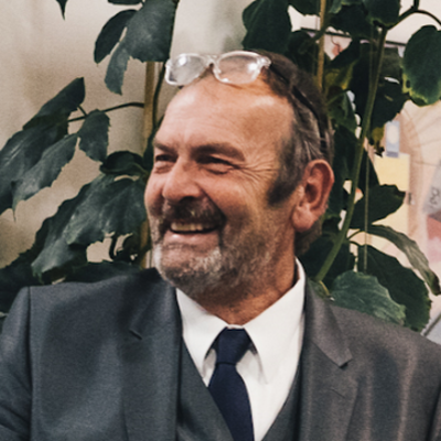 Usmívající se finanční poradce v pracovním prostředí