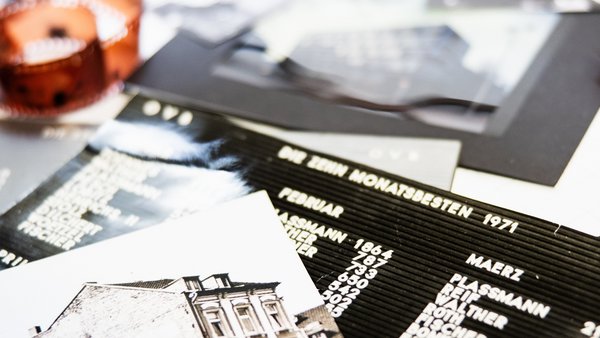 Archivní fotografie a dokumenty související s počátky společnosti.