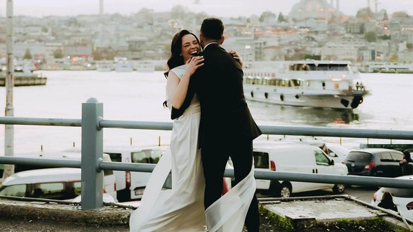 Nevěsta a ženich smějící se při objímání – plánování svatby