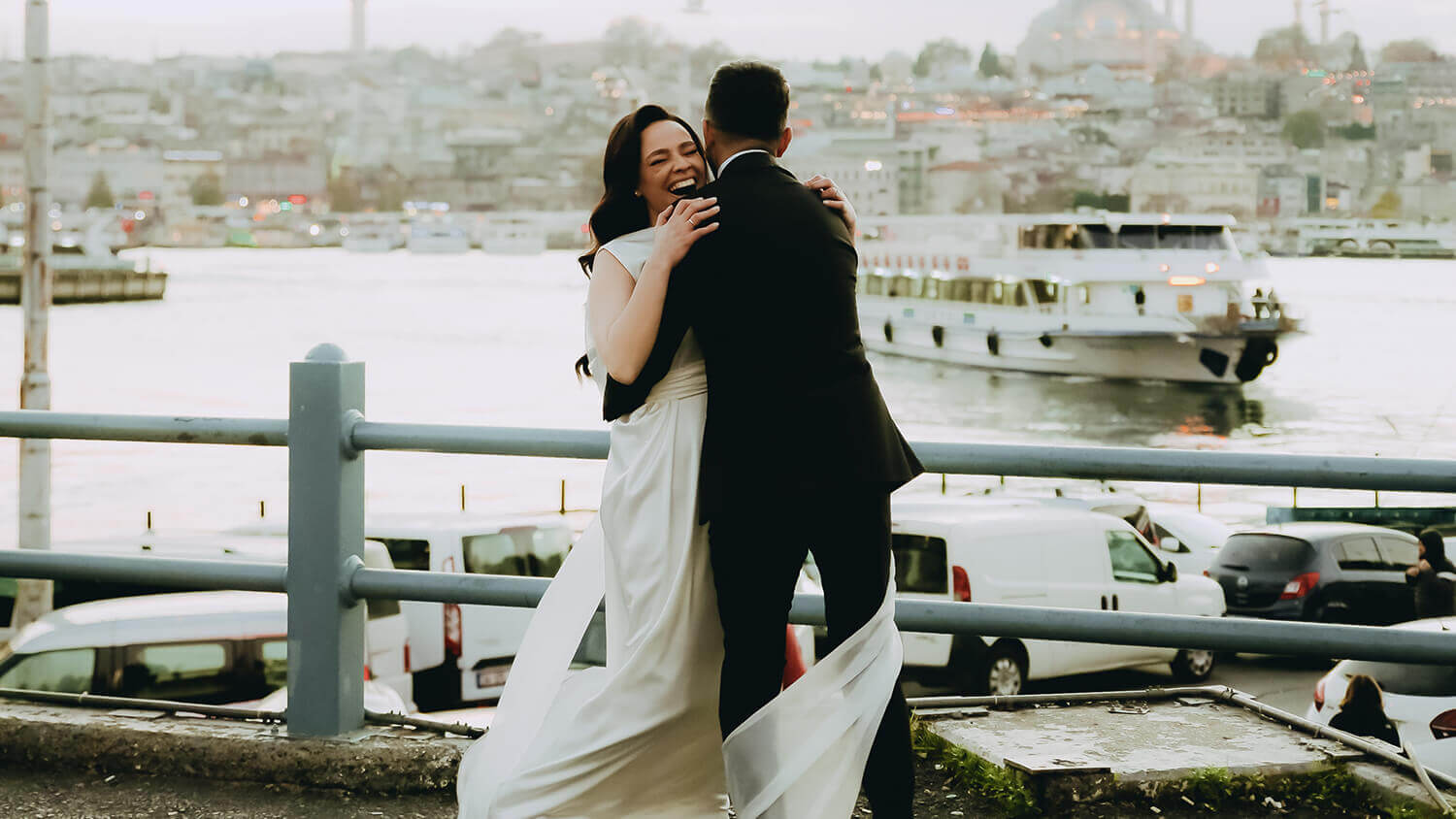 Nevěsta a ženich smějící se při objímání – plánování svatby Nevěsta a ženich smějící se při objímání – plánování svatby