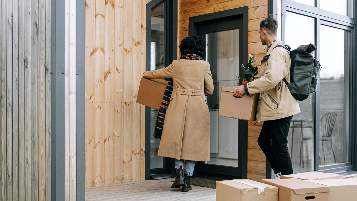 Pár se stěhuje do svého prvního vlastního bydlení