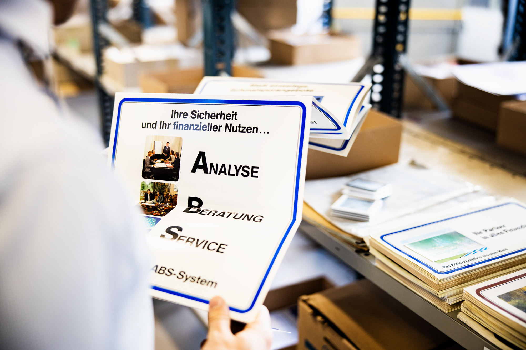 Dokumenty položené na stole.