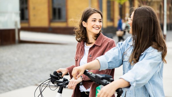 Dvě studentky před vysokou školou – studentské finance