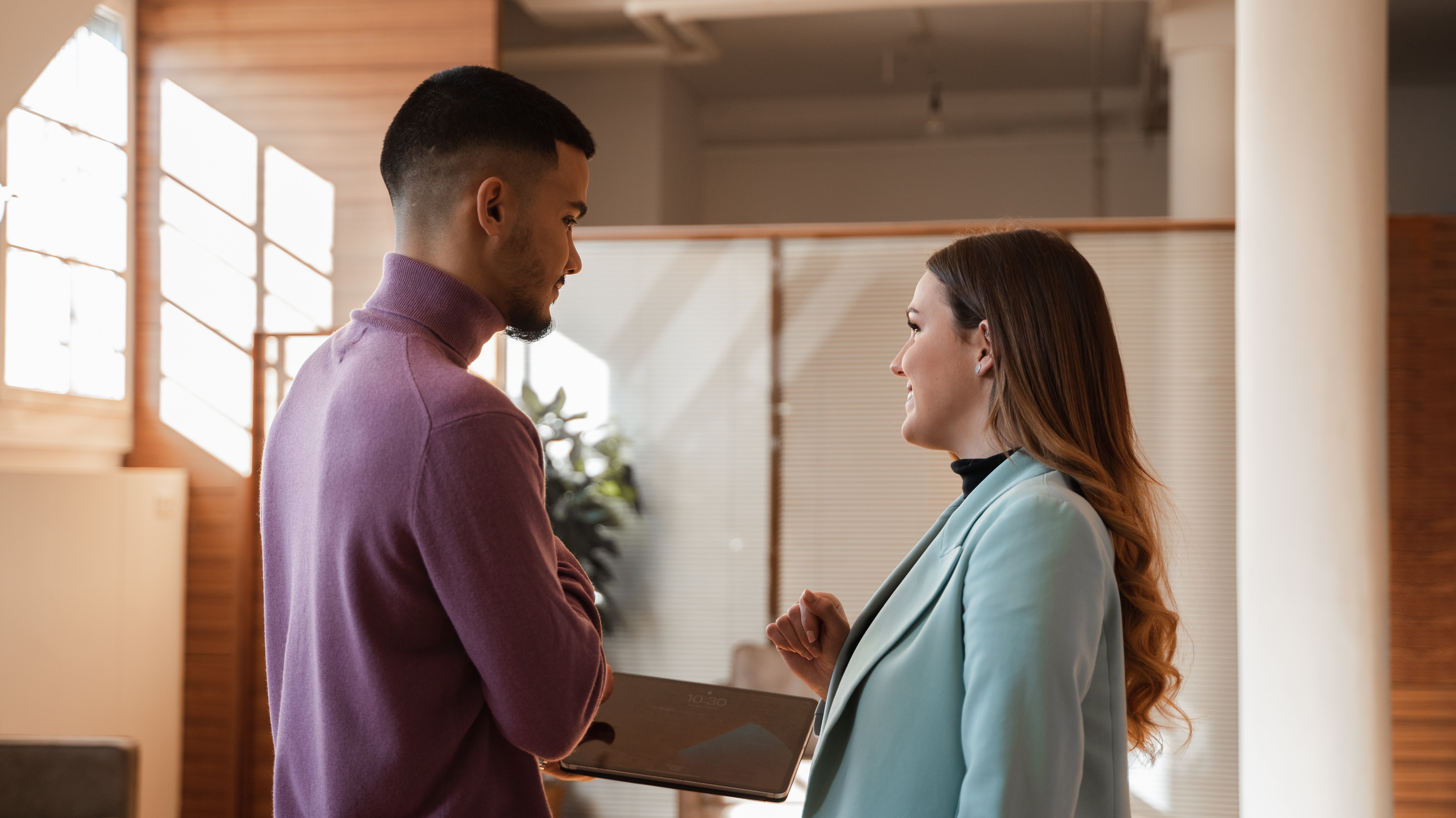 Muž a žena hovořící v interiéru.