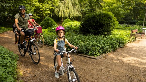 Rodina jede na výlet na kole – spoření na dovolenou