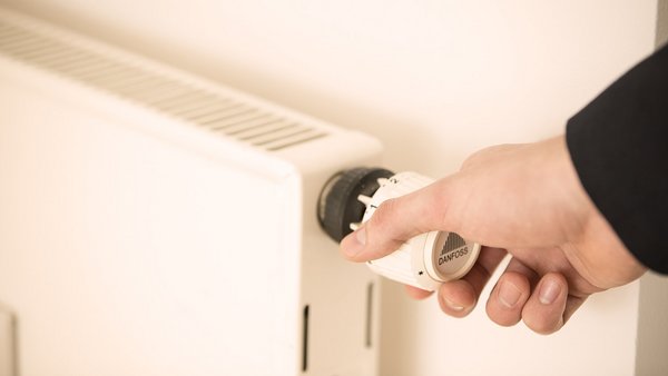 Člověk zapínající topení Člověk zapínající topení