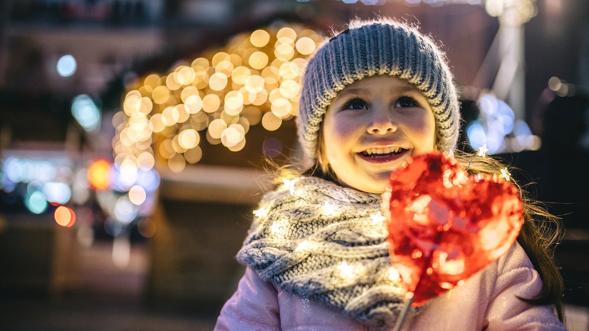 Mladá dívka s vánočním srdcem – správné investování peněz