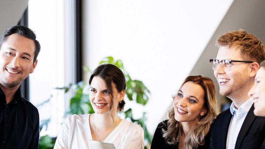 Výhody kariéry Skupina lidí usmívajících se v pracovním prostředí