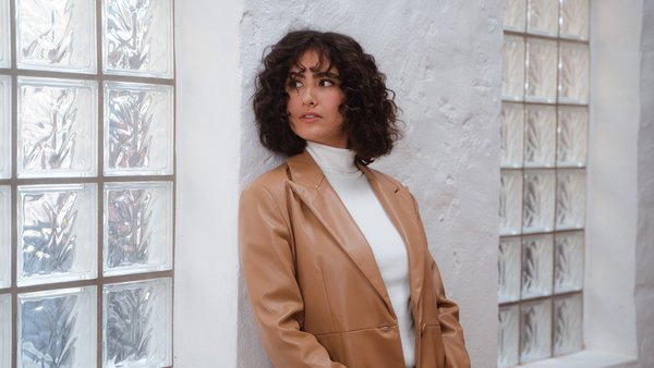 Mladá žena si zkouší oblečení Mladá žena si zkouší oblečení