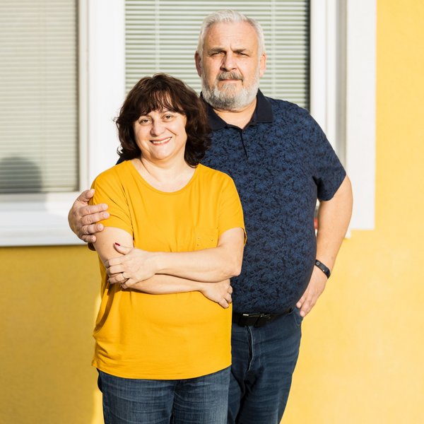 Muž a žena stojící společně před budovou.