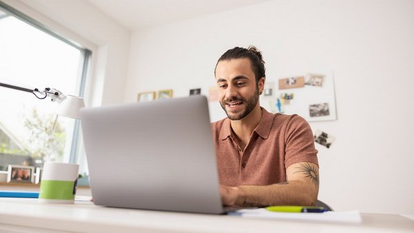Práce z domova, muž na notebooku – Home office v OVB Práce z domova, muž na notebooku – Home office v OVB