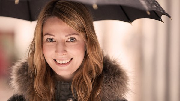 Junge Frau mit Regenschirm im Herbst Junge Frau mit Regenschirm im Herbst
