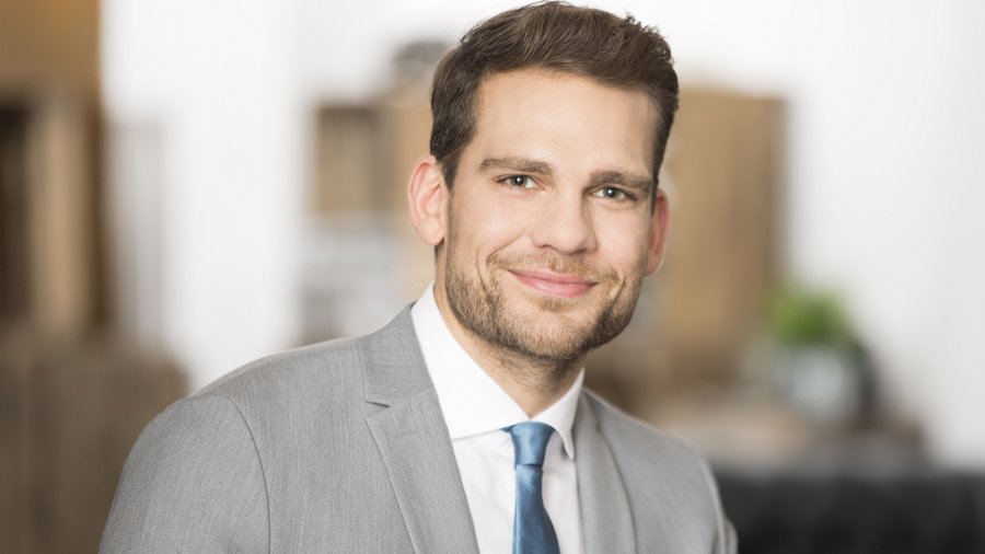 Muž v obleku v interiéru.