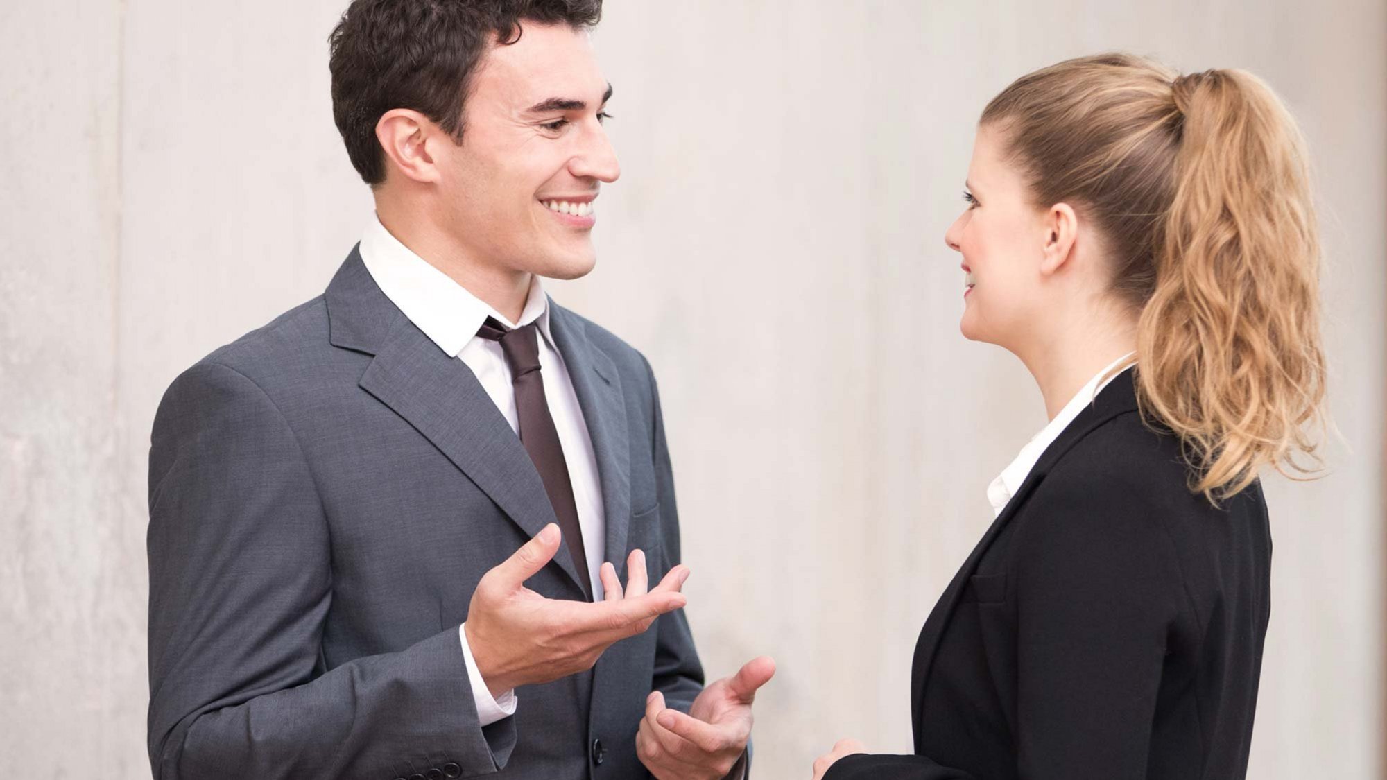 Muž a žena stojí naproti sobě a mluví spolu.