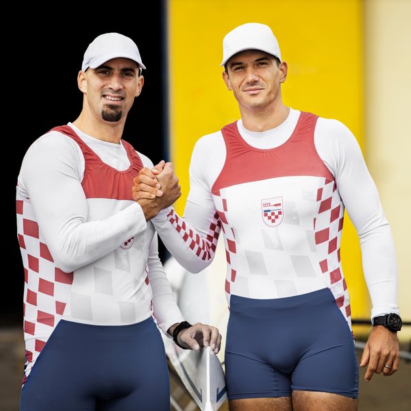 Dva muži ve sportovním oblečení stojící vedle sebe a pózující před kamerou.