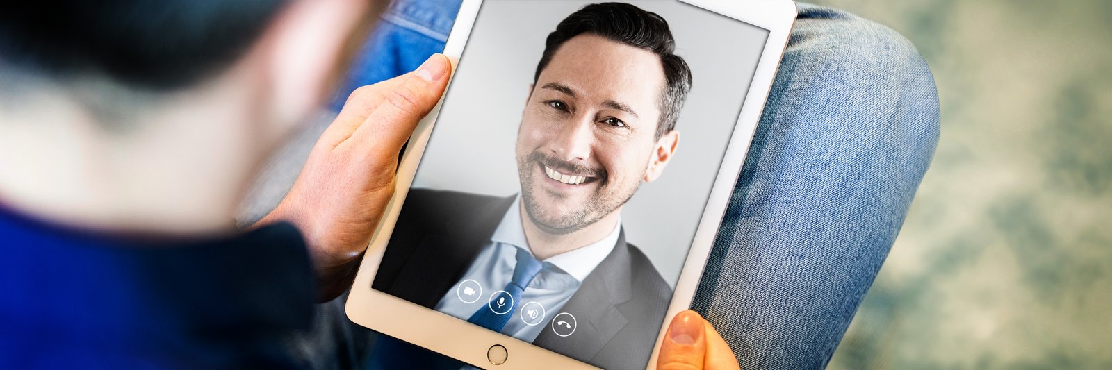 Online setkání Osoba držící tablet během videohovoru