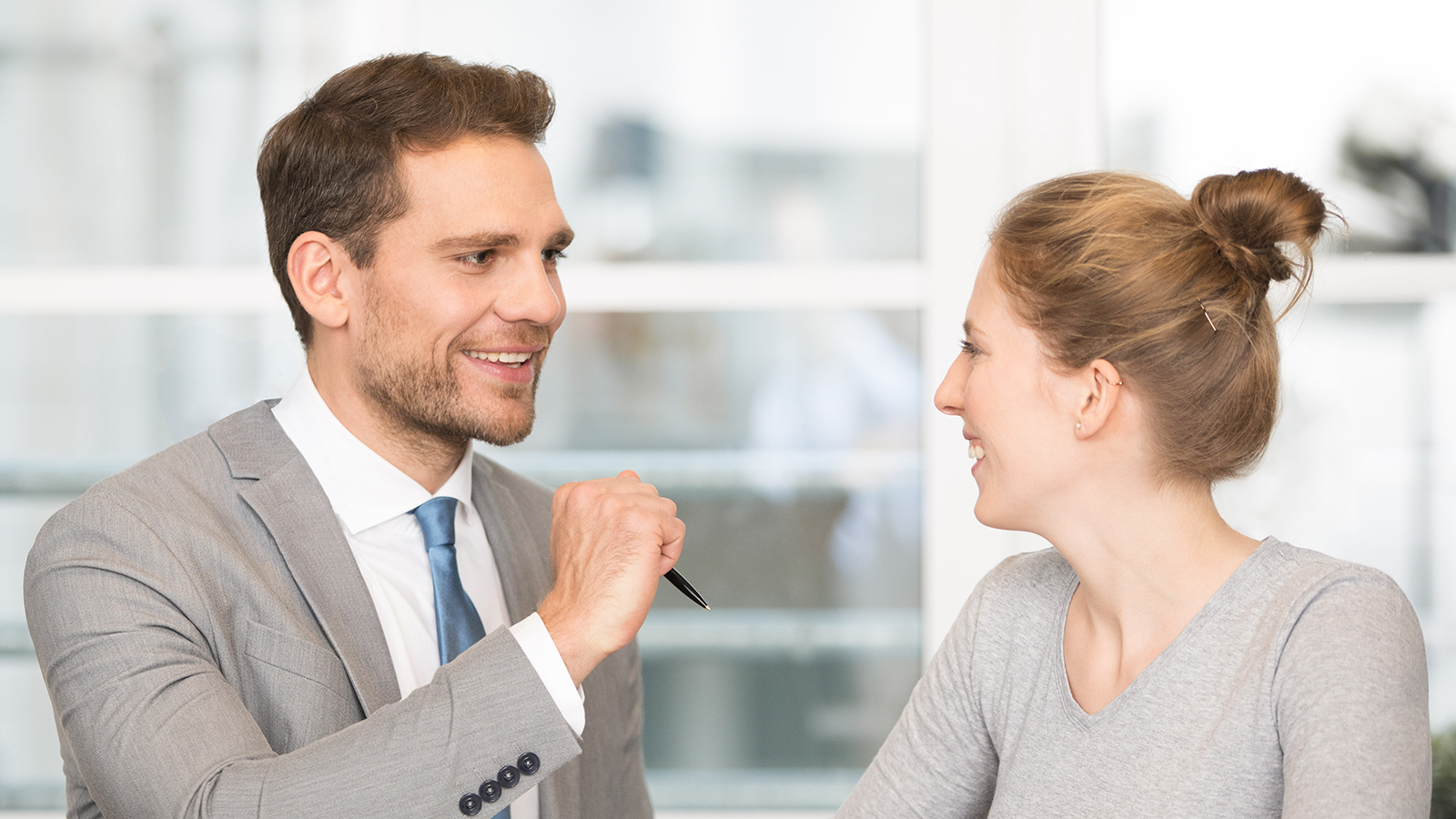 Profesní konzultace Dva lidé hovoří v pracovním prostředí